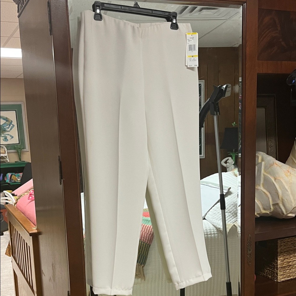 New with tags! Jones New York Creamy wrinkle resistant tailored Leg Pants